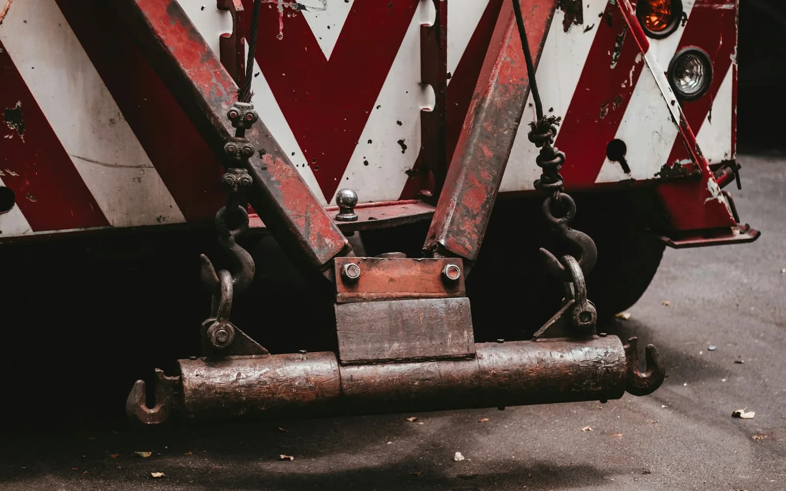 Equipamento de rebocador pesado com ganchos de tração para resgate de caminhões